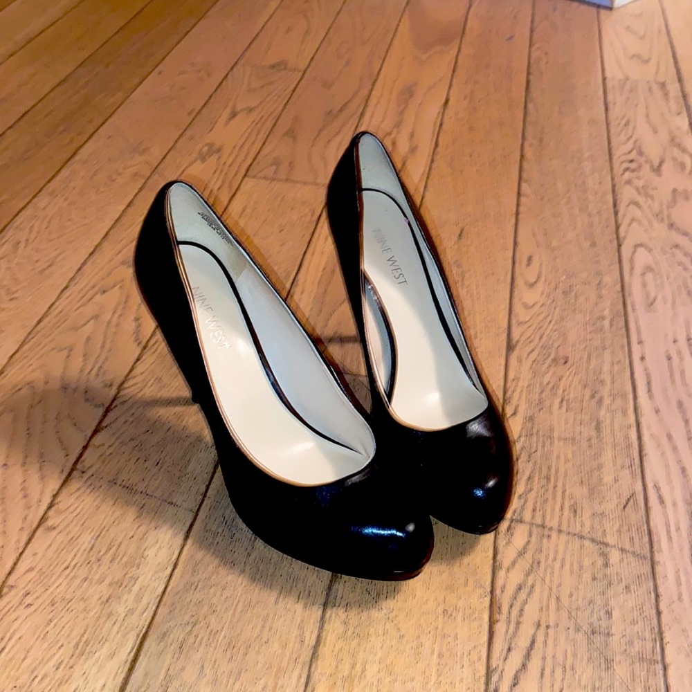 Black pumps